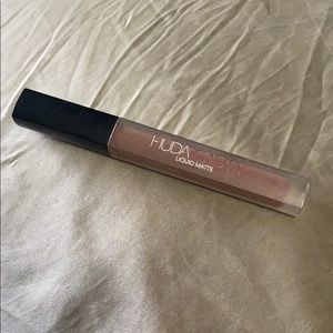 Huda Beauty Liquid Lipstick “Spice Girl”